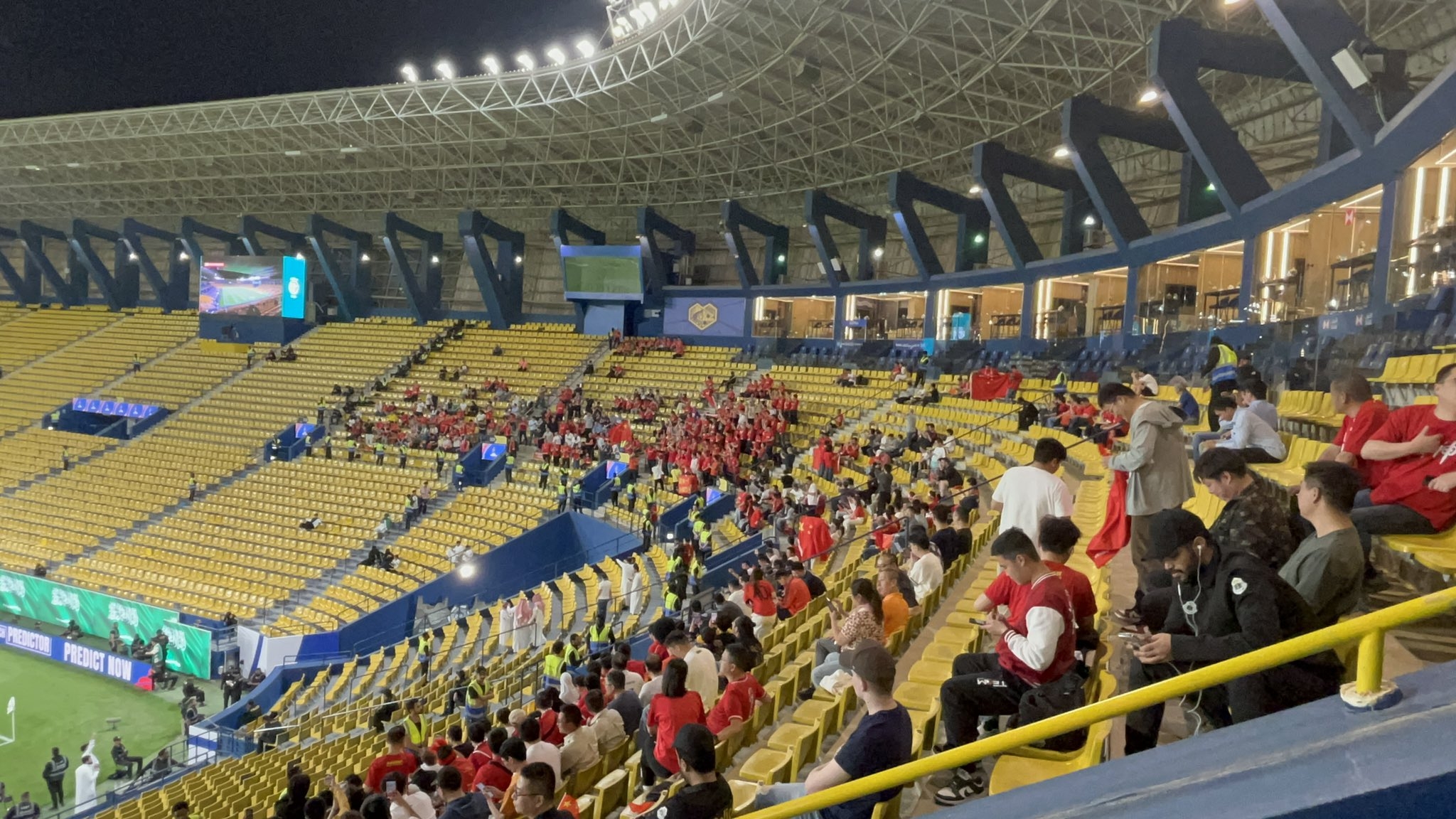 球票已售罄！中國球迷已經(jīng)入場，坐在球場上層沙特球迷區(qū)上方
